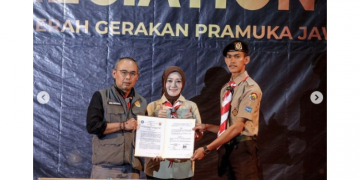 Disdik Jabar Terima Piala Apresiasi