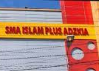 Beri Hadiah Beasiswa Bagi Siswa SMA Islam Plus Adzkia Yang Terpilih