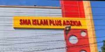 Beri Hadiah Beasiswa Bagi Siswa SMA Islam Plus Adzkia Yang Terpilih