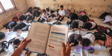 Miris, Beberapa Siswa Kelas IV Di Bogor Belajar di Lantai Musolah