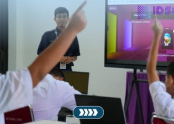 Belajar jadi makin seru dan menyenangkan dengan menggunakan Layar interaktif( Interactive Flat Panel)