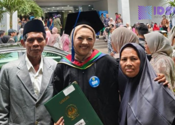 Dari Sawah ke Kampus: Petani Asal Tegal Antar Putri Raih Gelar Sarjana di UNJ