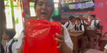 Indahnya Kepedulian di Sekolah: Siswa SDN Sasanawiyata 02 Sukaraja Hadiahkan Sepatu untuk Teman Sekelas