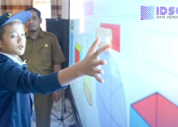 Dari Kota hingga Desa, Sekolah di Indonesia Kini Gunakan Papan Interaktif Digital