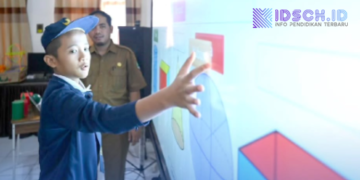 Dari Kota hingga Desa, Sekolah di Indonesia Kini Gunakan Papan Interaktif Digital