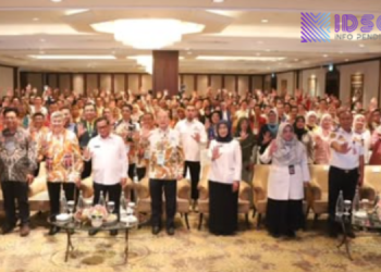 Gubernur DKI Jakarta Memberikan Kacamata Gratis di Acara Pameran Gabungan Pengusaha Optik Indonesia