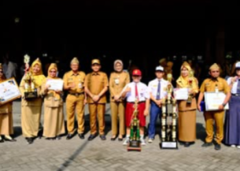 Wali Kota Surakarta Serahkan Penghargaan untuk Sekolah Berprestasi