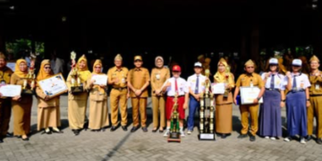 Wali Kota Surakarta Serahkan Penghargaan untuk Sekolah Berprestasi