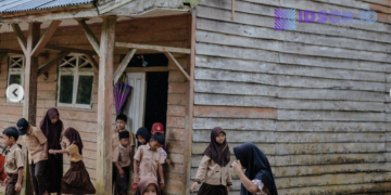 Guru Tunggal Mengajar Enam Kelas Sekaligus di Pelosok Pandeglang