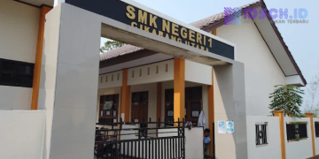 Plafon Ruang Kelas SMKN 1 Cikarang Utara Ambruk Saat KBM Berlangsung, Siswa Sempat Dengar Suara Retakan