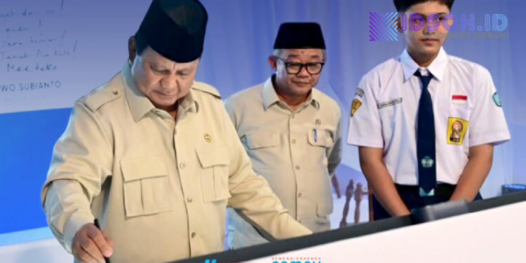 Presiden Prabowo Apresiasi Guru pada Peluncuran Program Digitalisasi Pembelajaran di Bekasi