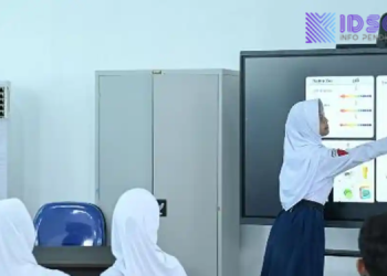 Guru dan Siswa SMPN 4 Bekasi Rasakan Dampak Positif Pembelajaran dengan Papan Interaktif Digital