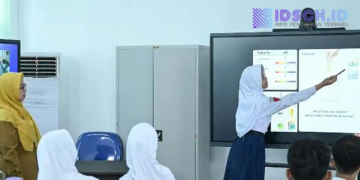 Guru dan Siswa SMPN 4 Bekasi Rasakan Dampak Positif Pembelajaran dengan Papan Interaktif Digital