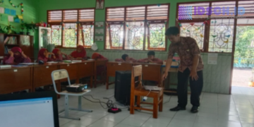 Hari Guru: Kisah Suripto, Pengajar Kulonprogo yang Berjuang Menembus 110 Km Pulang-Pergi