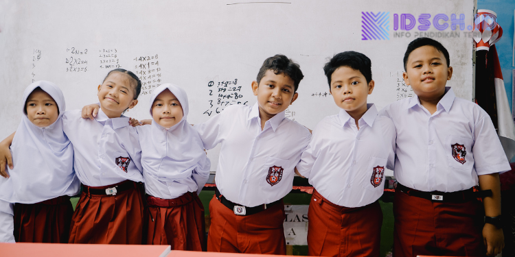 Filosofi Warna Seragam Sekolah di Indonesia