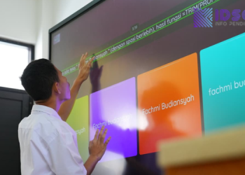 Viral Siswa Kelas 9 SMP Kesulitan Perkalian Dasar di Papan Interaktif