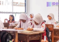 Ribuan Koper Bekas Disulap Jadi Panel Peredam Suara untuk Sekolah Dasar