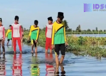 Terjang Banjir 50 Cm, Ratusan Siswa di Lamongan Tetap Berangkat Sekolah