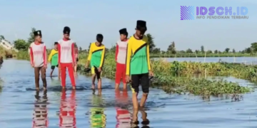 Terjang Banjir 50 Cm, Ratusan Siswa di Lamongan Tetap Berangkat Sekolah
