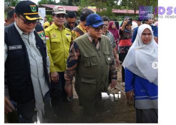 Mendikdasmen Serahkan Bantuan Awal di Sekolah Terdampak Bencana di Sumatra