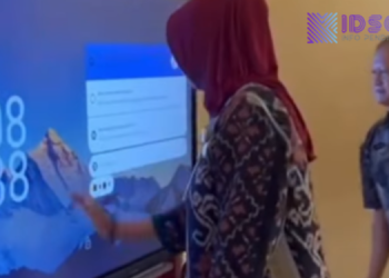 Kadisdik Gunungkidul Tinjau Penggunaan Interactive Flat Panel di SD N Bunder III Patuk
