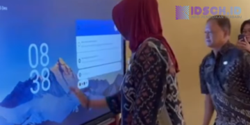 Kadisdik Gunungkidul Tinjau Penggunaan Interactive Flat Panel di SD N Bunder III Patuk