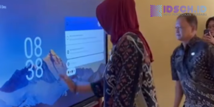 Kadisdik Gunungkidul Tinjau Penggunaan Interactive Flat Panel di SD N Bunder III Patuk