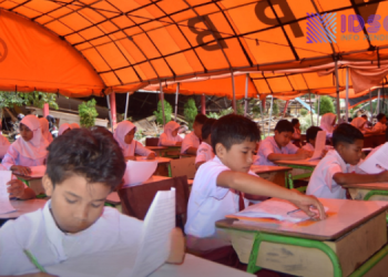 94 Siswa SDN 05 Batang Anai Terpaksa Belajar di Tenda Darurat Pasca Banjir Bandang