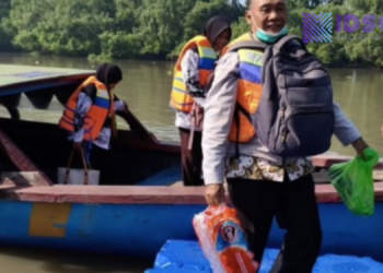 Guru Ini Setia Mengabdi Selama 18 Tahun, demi Anak-anak Pelosik Sidoarjo