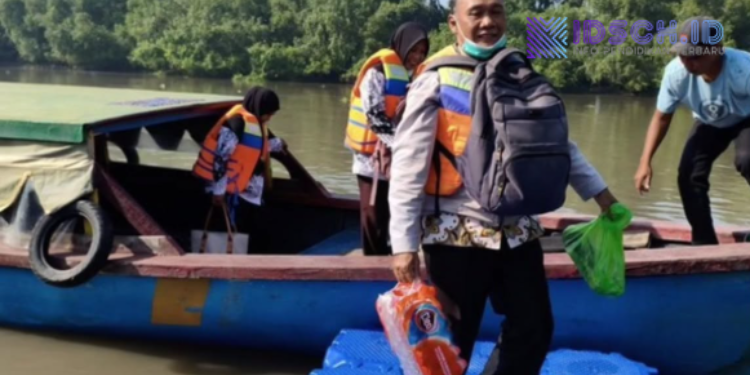 Guru Ini Setia Mengabdi Selama 18 Tahun, demi Anak-anak Pelosik Sidoarjo