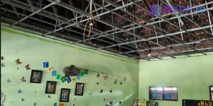 Plafon Kelas Ambruk di SDN 01 Jatingaleh Semarang, Enam Orang Luka Ringan