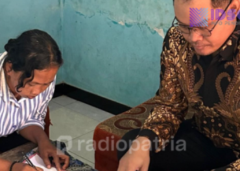 Wali Kelas SDN Gedog 1 Blitar Antar Rapor ke Rumah Siswa, Inovasi Pelayanan Pendidikan Tuai Apresiasi