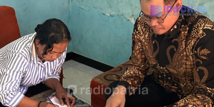 Wali Kelas SDN Gedog 1 Blitar Antar Rapor ke Rumah Siswa, Inovasi Pelayanan Pendidikan Tuai Apresiasi