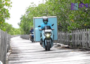 Dedikasi Pak Asdar, Petugas MBG Pulau Osi yang Menembus Medan Sulit Demi Gizi Anak Negeri