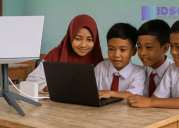 Pemerintah Bagikan Internet Starlink Gratis ke Sekolah