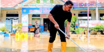 Sambut Tahun Ajaran Baru, Guru SD Negeri Dayah Tanoh Gotong Royong Bersihkan Sekolah Pascabanjir