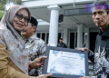 Sekdisdik Jabar Serahkan Piagam Penghargaan kepada PNS Purnabakti per 1 Januari 2026
