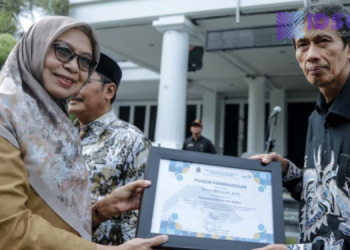 Sekdisdik Jabar Serahkan Piagam Penghargaan kepada PNS Purnabakti per 1 Januari 2026