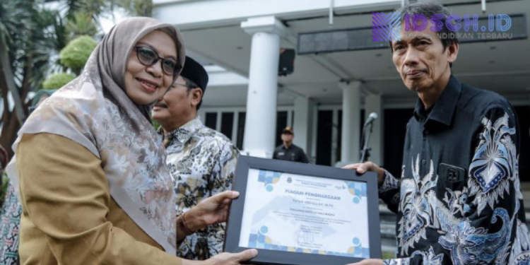 Sekdisdik Jabar Serahkan Piagam Penghargaan kepada PNS Purnabakti per 1 Januari 2026