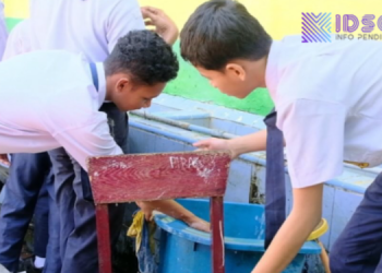 Gotong Royong Bersihkan Lumpur, SMPN 2 Babalan Mulai Pembelajaran dengan Lancar