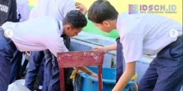 Gotong Royong Bersihkan Lumpur, SMPN 2 Babalan Mulai Pembelajaran dengan Lancar
