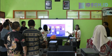 Wamen Fajar Tinjau Pemanfaatan IFP di SD Katolik Krida Dharma: Teknologi Menguatkan Peran Guru