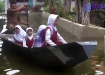 Jalan ke Sekolah Jadi Sungai, Guru SDN Jelakcatur Jemput Murid Pakai Perahu di Bengawan Jero