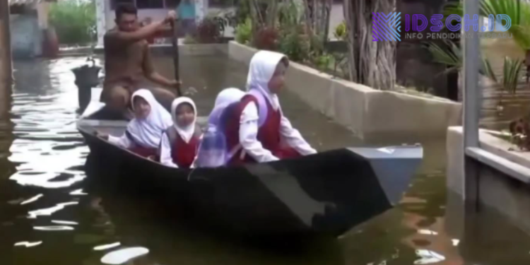 Jalan ke Sekolah Jadi Sungai, Guru SDN Jelakcatur Jemput Murid Pakai Perahu di Bengawan Jero