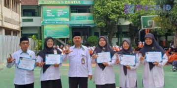 Kepala Sekolah dan Guru MTsN 6 Bantul dapat Penghargaan GSMB 2026