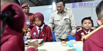 Prabowo Minta Guru Sekolah Rakyat Jadi Teladan, TNI-Polri Siap Latih Kerapian Seragam
