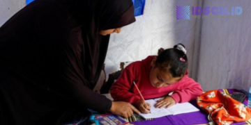 Anak-Anak Gaza Kembali Bersekolah di Tenda Darurat Beit Lahiya di Tengah Bayang-Bayang Garis Militer Israel