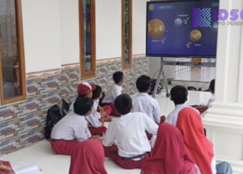 Diterjang Angin Kencang, SDN Tlagah 2 Bangkalan Rusak Parah, Siswa Terpaksa Belajar di Teras Rumah Warga