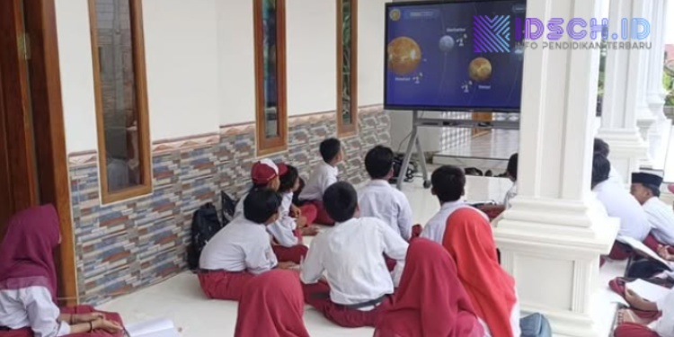 Diterjang Angin Kencang, SDN Tlagah 2 Bangkalan Rusak Parah, Siswa Terpaksa Belajar di Teras Rumah Warga