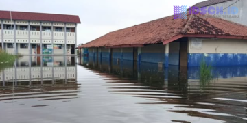 Di Bekasi Sekolah Terendam Banjir, Ratusan Siswa Sulit Ikut Kelas Online